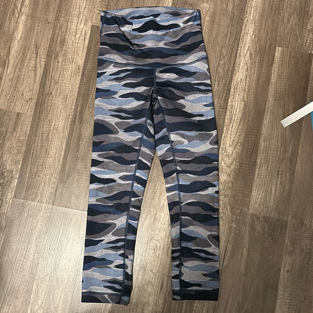 Lululemon blue camo cropped leggings, size 4
